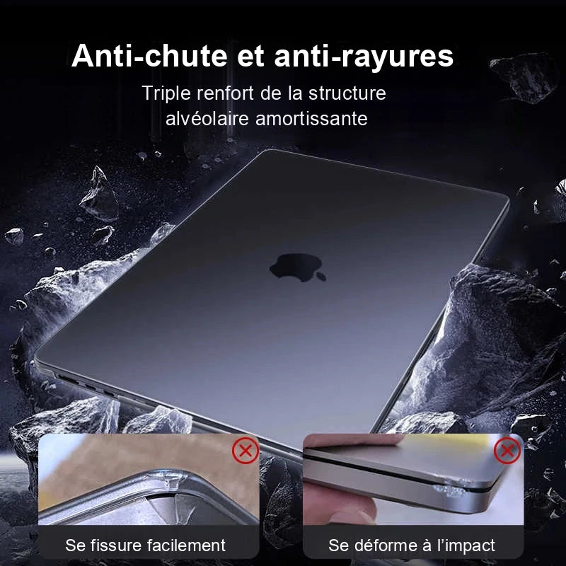 Ordinateur portable gris dans sa coque au milieu d'éclats de roche, avec deux gros plans de coques fissurée et déformée.