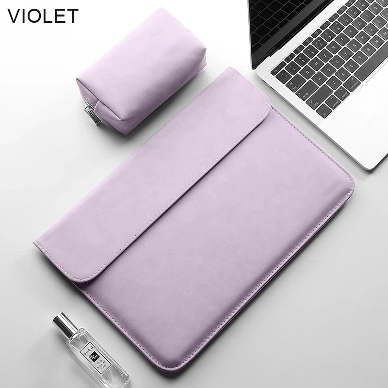 Pochette ordinateur violet parme en simili cuir, rabat fermé, posée en biais sur un bureau avec sa trousse assortie.
