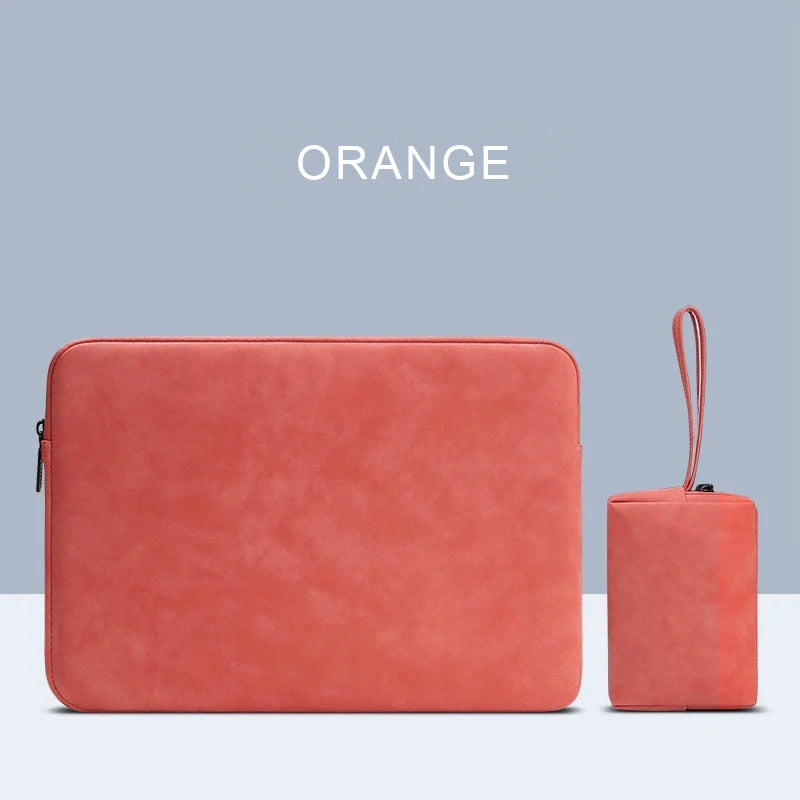 Housse corail pour ordinateur portable posée à côté d'une petite pochette assortie à dragonne.