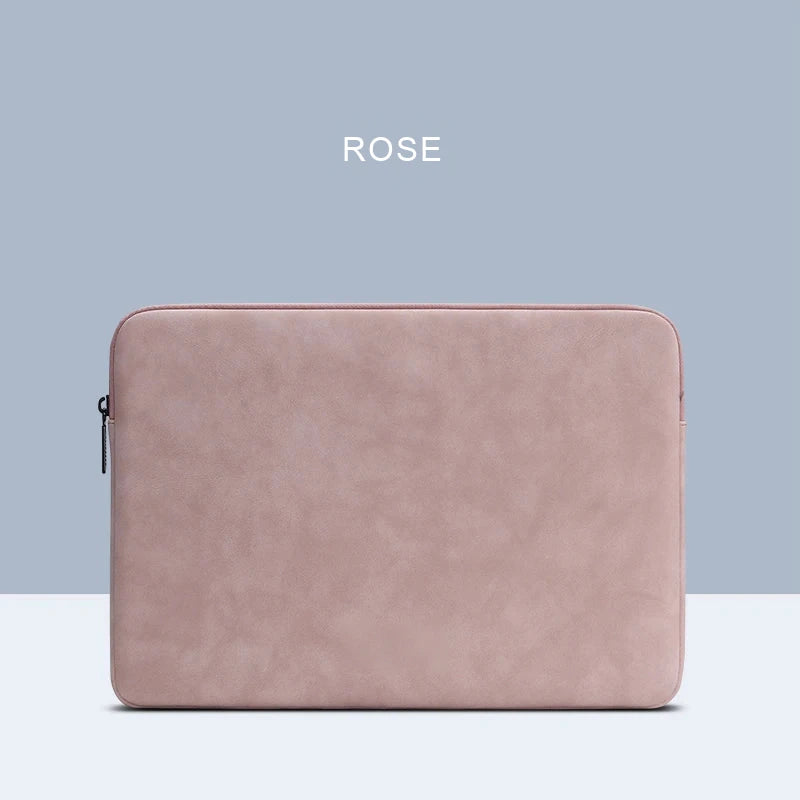 Housse d'ordinateur portable rose en simili cuir, vue de face, fermeture éclair sur le côté gauche.