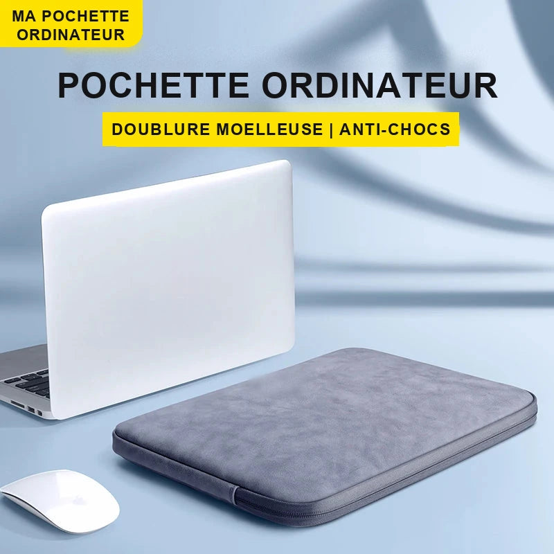 Pochette grise pour ordinateur portable posée à côté d'un ordinateur portable ouvert et d'une souris blanche, sur fond bleu clair, avec le texte POCHETTE ORDINATEUR.
