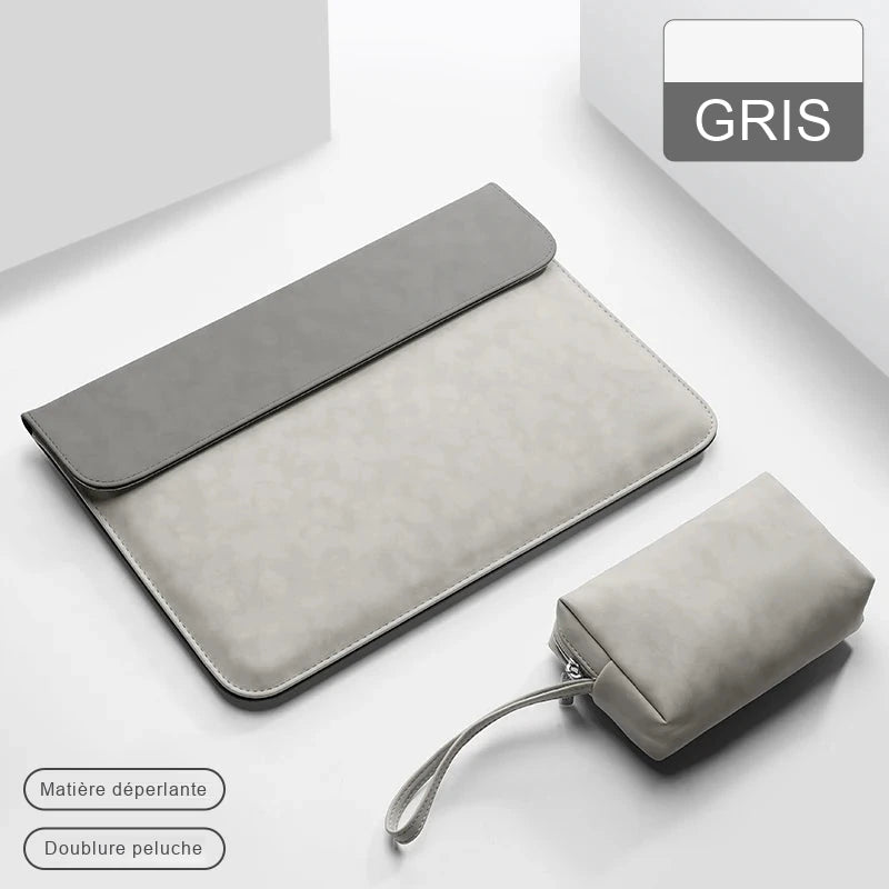 Pochette ordinateur grise en simili cuir mat, rabat fermé, posée à plat à côté de sa trousse assortie et de sa dragonne.