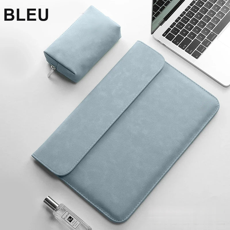 Pochette ordinateur bleu clair en simili cuir posée à plat sur un bureau, à côté de sa petite trousse assortie et d'un ordinateur portable ouvert.