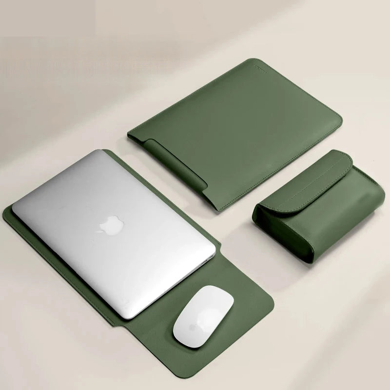 Ensemble pochette ordinateur vert kaki avec tapis de souris et étui assorti ; ordinateur portable et souris posés dessus pour l'échelle.