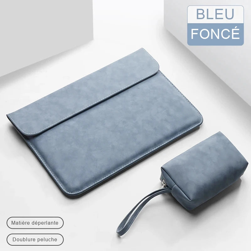 Pochette ordinateur bleu gris en simili cuir mat, rabat fermé, avec sa trousse assortie et sa dragonne à fermeture éclair.