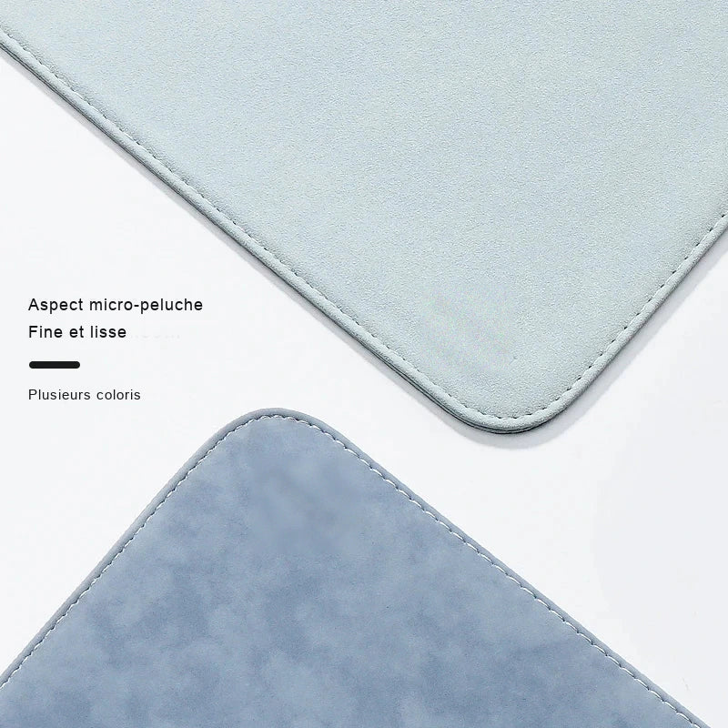 Gros plan sur l'angle de deux pochettes en simili cuir suédé, vert d'eau et bleu-gris, avec la couture du rabat.