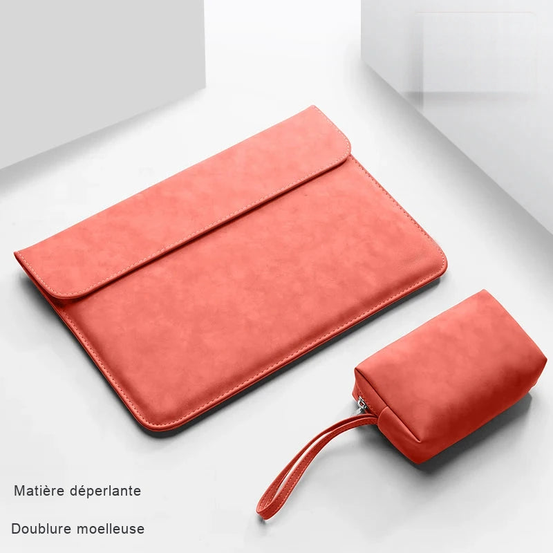 Pochette pour ordinateur portable en simili cuir corail avec sa trousse assortie.