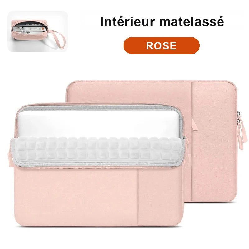 Pochette ordinateur rose zippée avec doublure matelassée blanche, poignée assortie et fermeture éclair argentée.