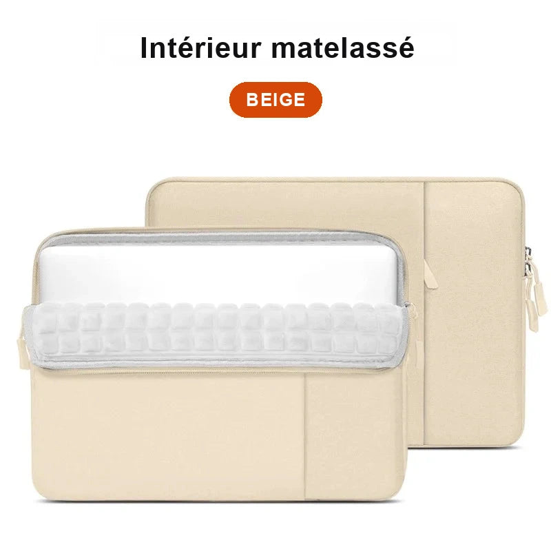 Housse d'ordinateur portable beige vue de face, ouverte sur sa doublure intérieure matelassée, une seconde housse posée derrière.