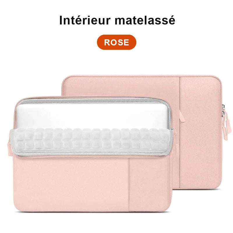Housse d'ordinateur portable rose vue de face, ouverte sur sa doublure intérieure matelassée, une seconde housse posée derrière.