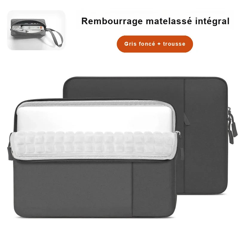 Housse d'ordinateur en toile gris foncé ouverte sur sa doublure matelassée blanche, avec une seconde housse fermée derrière et la trousse d'accessoires en vignette.
