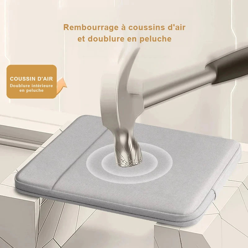 Rendu 3D d'un marteau frappant une housse d'ordinateur grise posée à plat, l'onde de choc se diffusant autour du point d'impact.