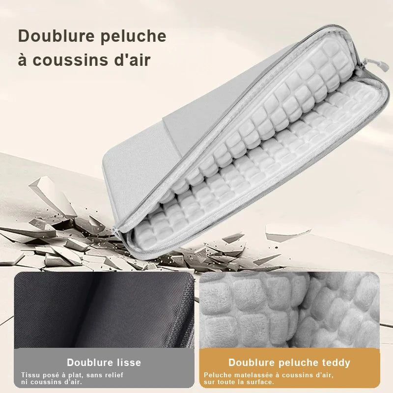 Housse d'ordinateur grise entrouverte montrant sa doublure peluche à coussins d'air, avec deux gros plans comparant une doublure lisse et une doublure matelassée.