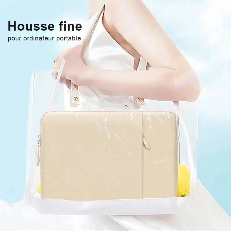 Housse d'ordinateur portable en toile beige à fermeture éclair, tenue à la main, sur fond bleu clair.