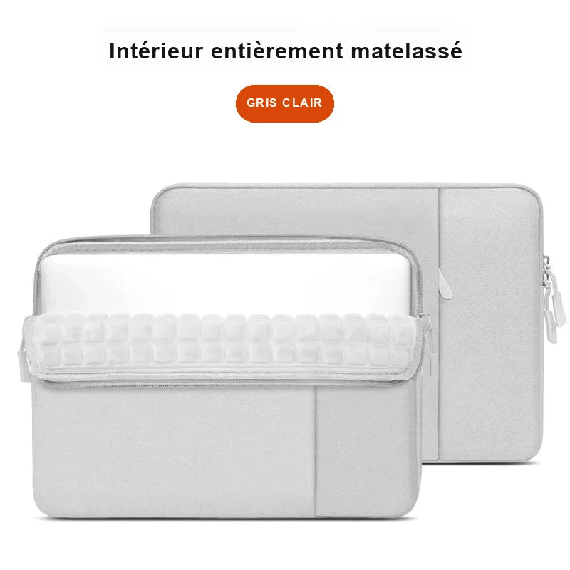 Housse gris clair pour ordinateur portable ouverte, montrant sa doublure intérieure matelassée.