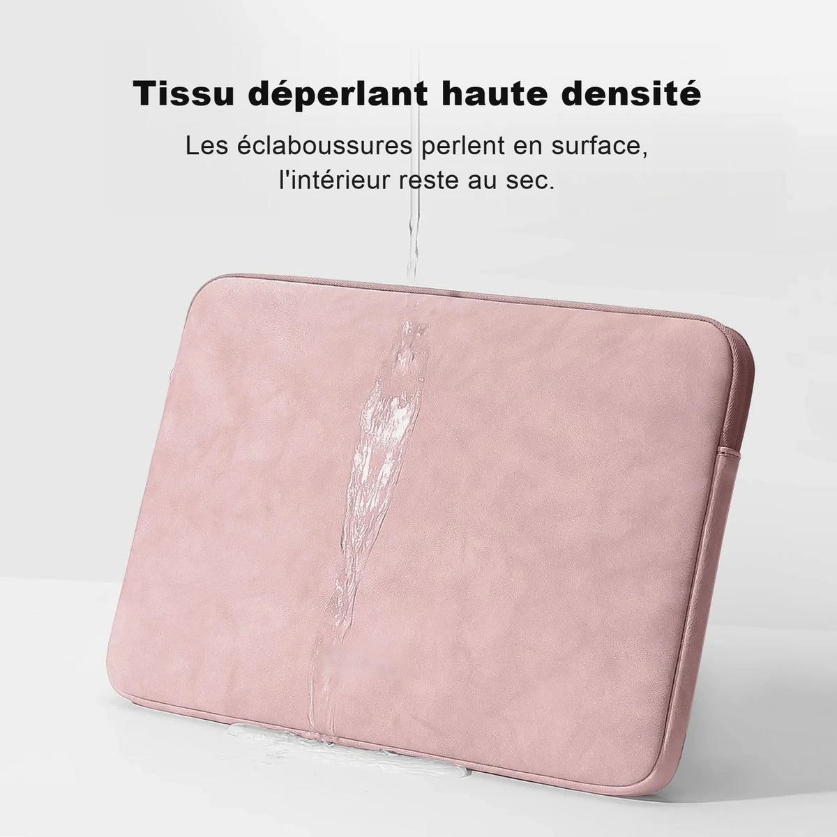 Pochette d'ordinateur portable rose en simili cuir, fermeture zippée, posée en angle sur fond clair avec un filet d'eau qui ruisselle sur la face avant.