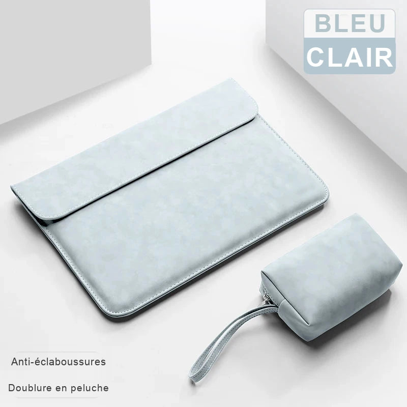 Housse d'ordinateur bleu clair en simili cuir posée à plat, avec sa trousse de rangement assortie et sa dragonne.