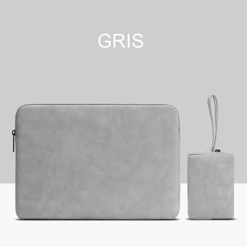 Housse pour ordinateur portable en simili cuir gris, vue de face, posée à côté d'une petite trousse assortie à dragonne.