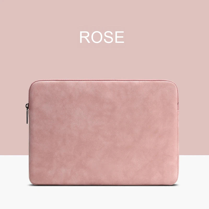 Housse pour ordinateur portable en simili cuir rose poudré, vue de face, fermeture à glissière latérale.
