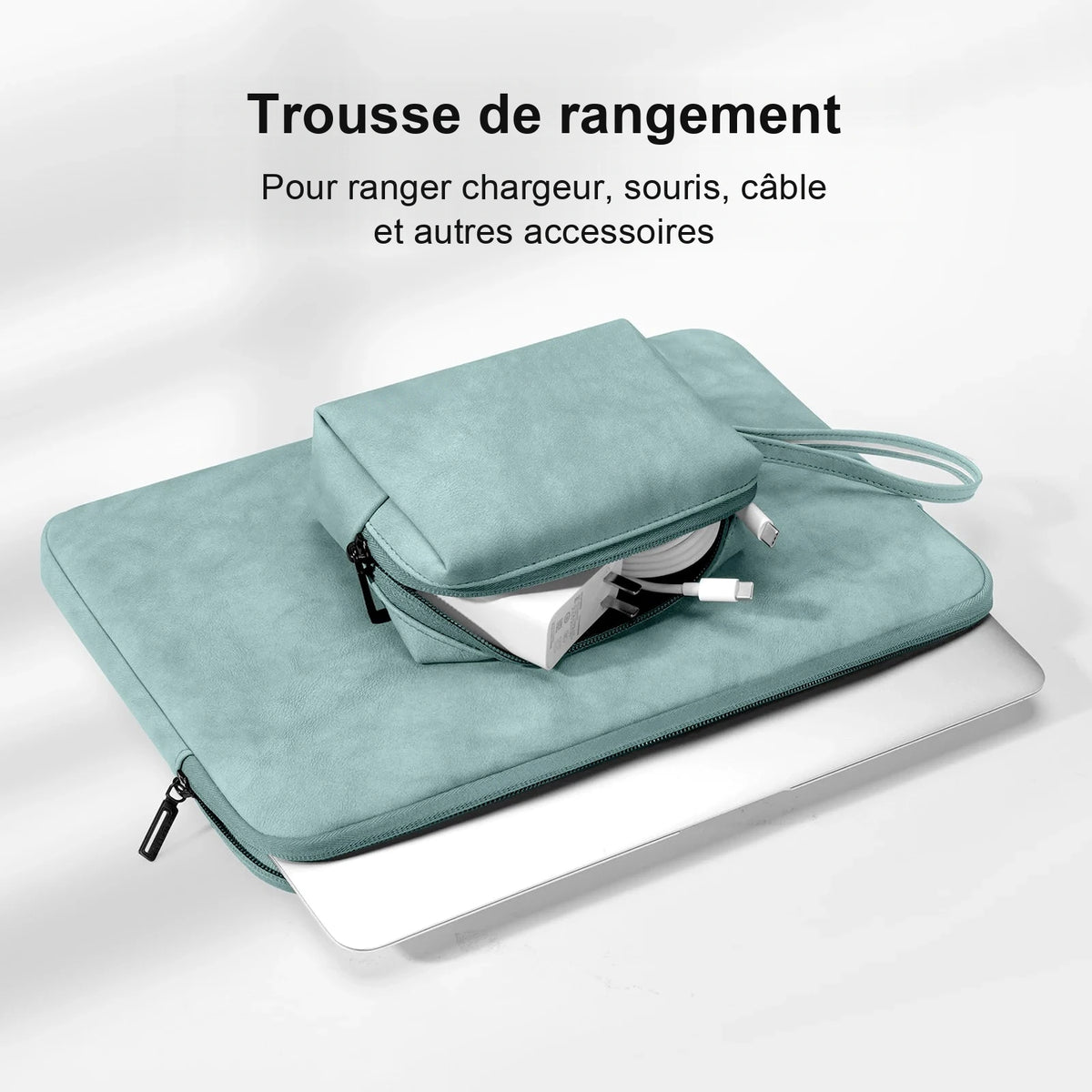 Trousse de rangement vert d'eau posée sur une housse d'ordinateur assortie, entrouverte sur un chargeur et son câble blanc.