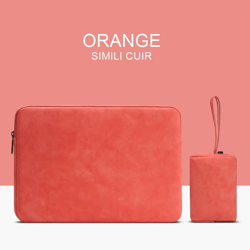 Pochette d'ordinateur en simili cuir corail vue de face, avec sa petite trousse assortie à dragonne.