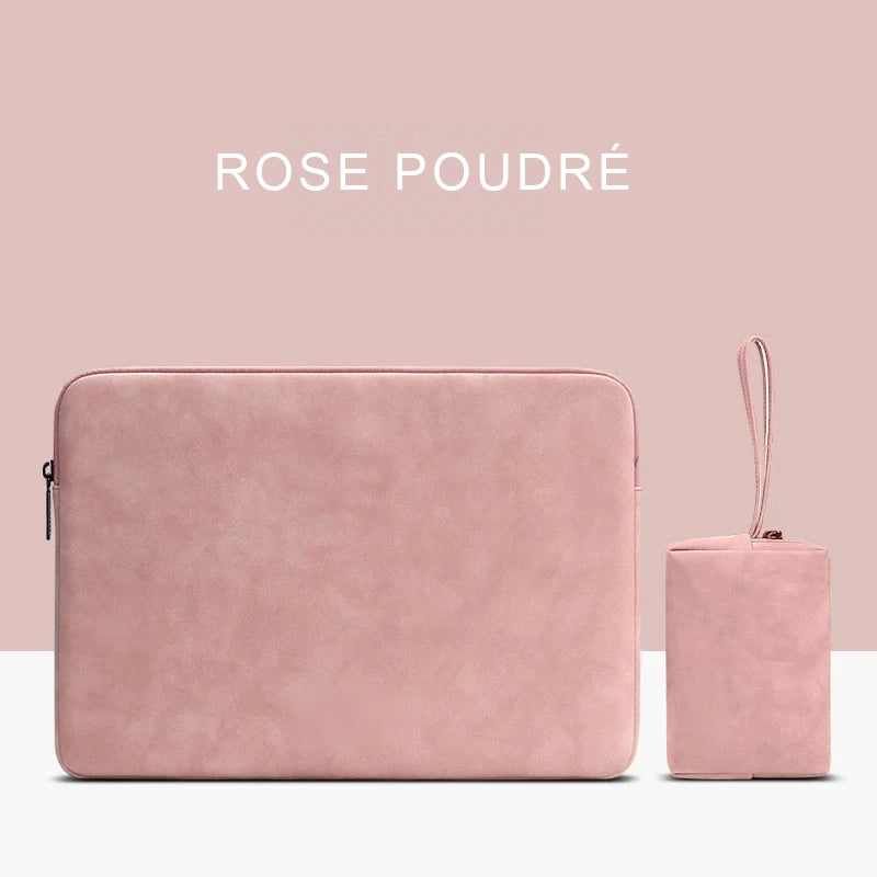 Housse ordinateur en simili cuir rose poudré et sa petite pochette à dragonne, vues de face sur fond rose.