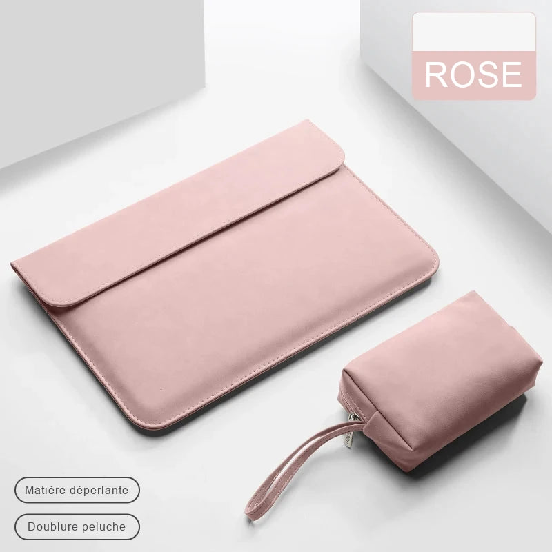 Pochette ordinateur rose en simili cuir mat, rabat fermé, présentée avec sa trousse assortie et sa dragonne.