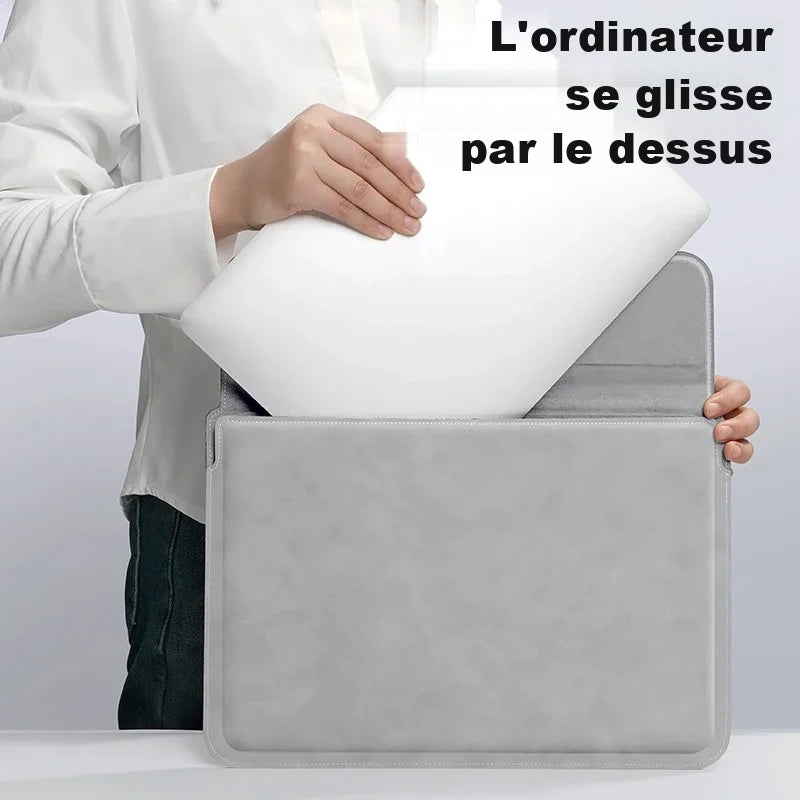 Ordinateur portable blanc glissé par le dessus dans la housse grise, tenue à deux mains.