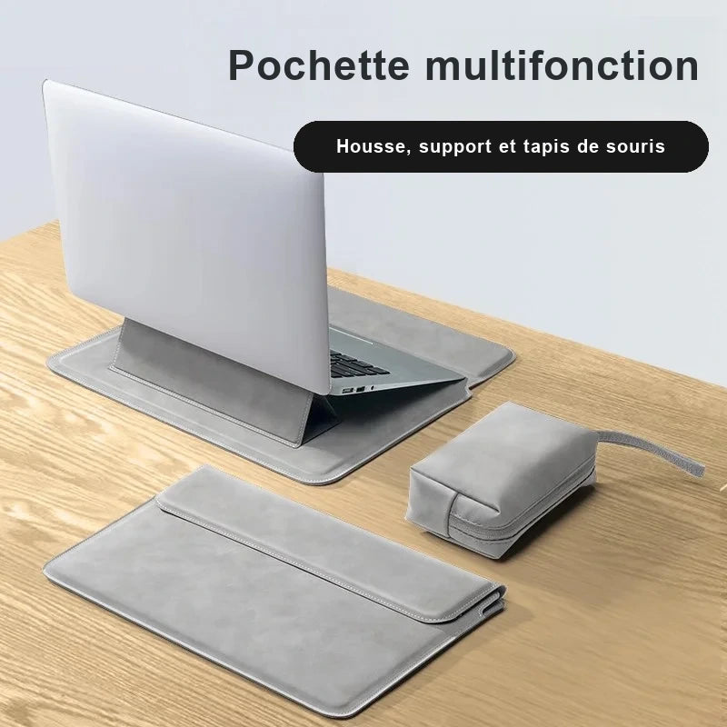 Pochette grise en simili cuir dépliée en support sous un ordinateur portable, avec une seconde pochette et une trousse assortie posées sur un bureau en bois.