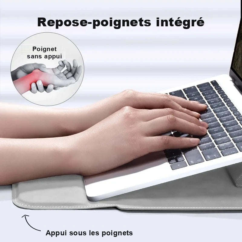 Mains posées sur le rabat matelassé gris de la housse, devant le clavier d'un ordinateur portable.