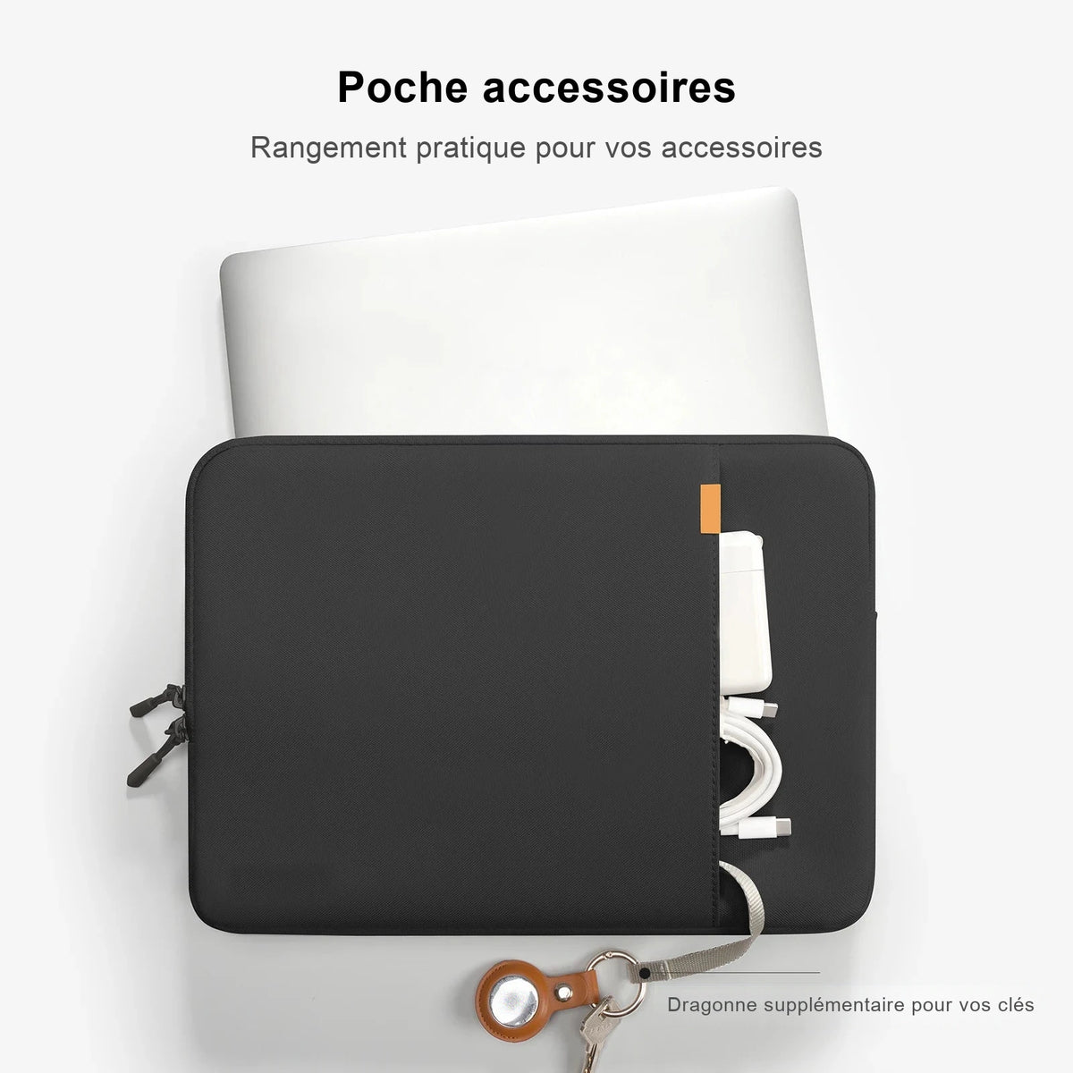 Housse d'ordinateur noire en nylon, poche avant garnie d'un chargeur et d'un câble, ordinateur glissé à l'intérieur et dragonne porte-clés.