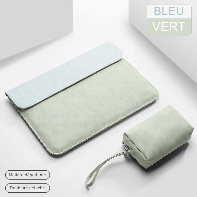 Pochette ordinateur vert pâle au rabat bleu clair, vue de dessus, avec sa trousse assortie et sa dragonne.