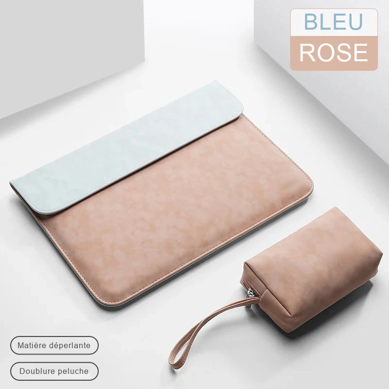 Pochette ordinateur rose poudré au rabat bleu clair, vue de dessus, avec sa trousse rose et sa dragonne.