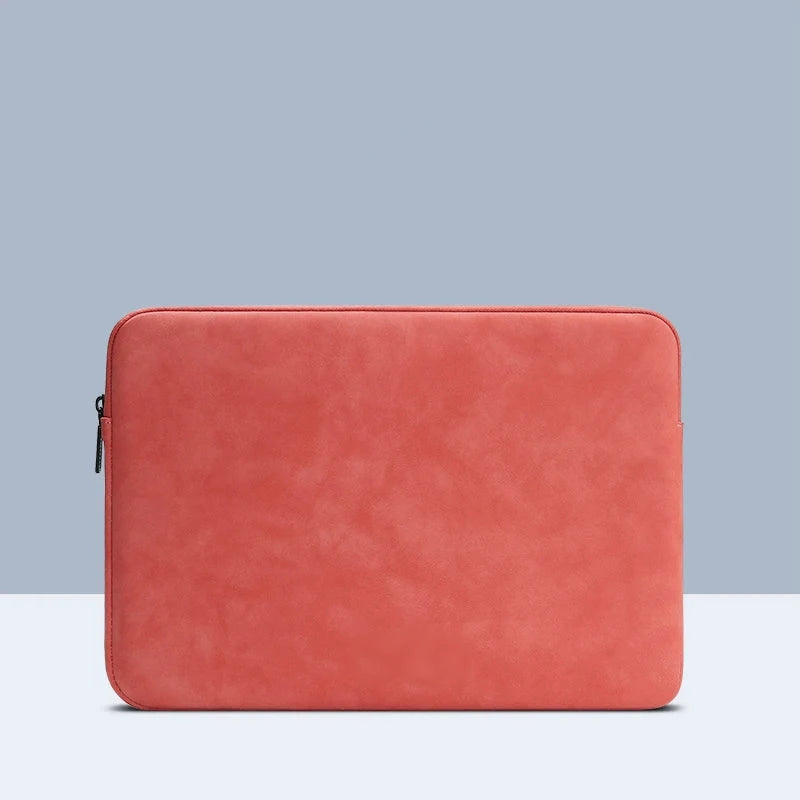 Housse d'ordinateur zippée en suédine corail, vue de face sur fond gris bleuté.