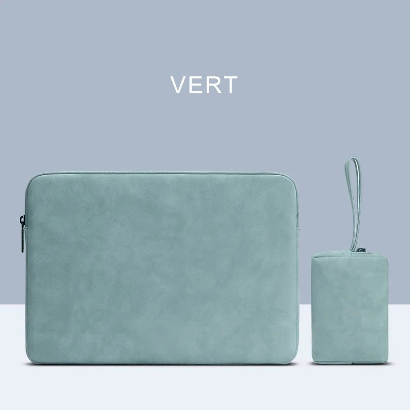 Housse d'ordinateur portable vert sauge, vue de face, avec sa petite pochette assortie à dragonne.