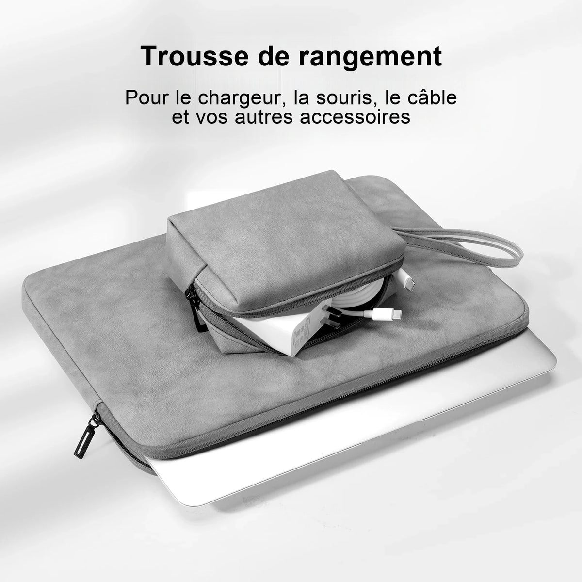 Petite trousse de rangement grise ouverte sur un chargeur et un câble blanc, posée sur une housse d'ordinateur grise assortie.