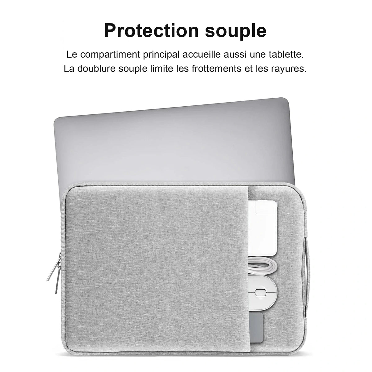 Ordinateur portable glissé dans la housse grise, dont la poche avant contient un chargeur, son câble et une souris.