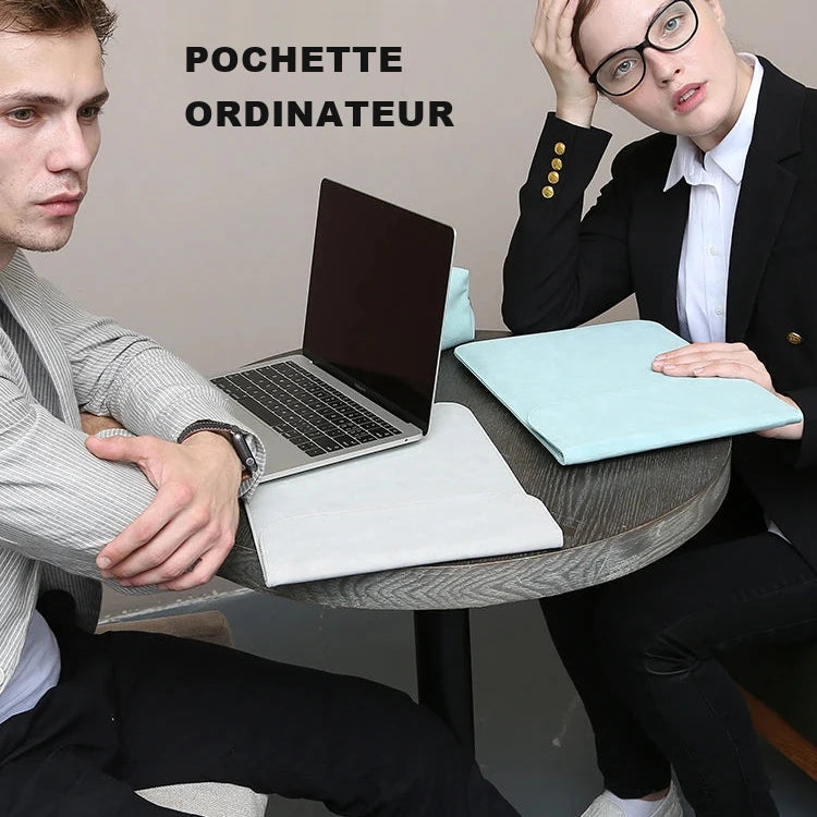 Deux collègues assis à une table de réunion, une pochette ordinateur bleu clair posée devant l'ordinateur portable ouvert.