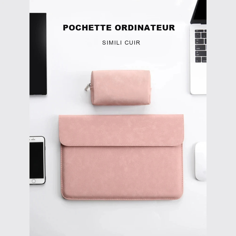 Pochette ordinateur rose en simili cuir et sa trousse assortie, posées à plat sur un bureau blanc à côté d'un ordinateur portable.