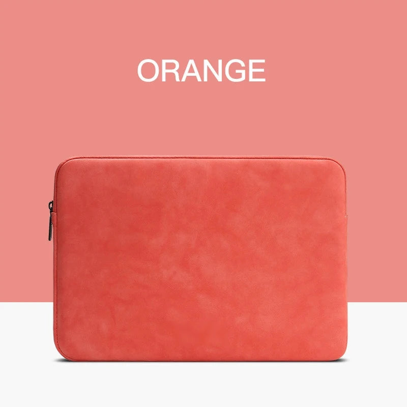 Housse pour ordinateur portable en simili cuir orange corail, vue de face, fermeture à glissière latérale.