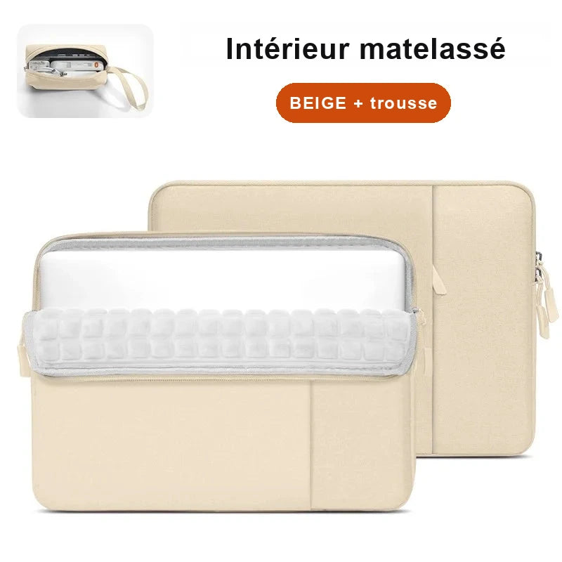 Housse d'ordinateur portable beige vue de face, ouverte sur sa doublure intérieure matelassée, avec une seconde housse derrière et une trousse d'accessoires assortie en médaillon.