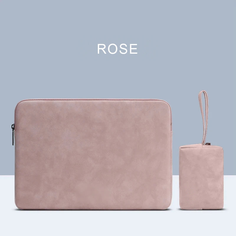 Housse rose poudré pour ordinateur portable posée à côté d'une petite pochette assortie à dragonne.