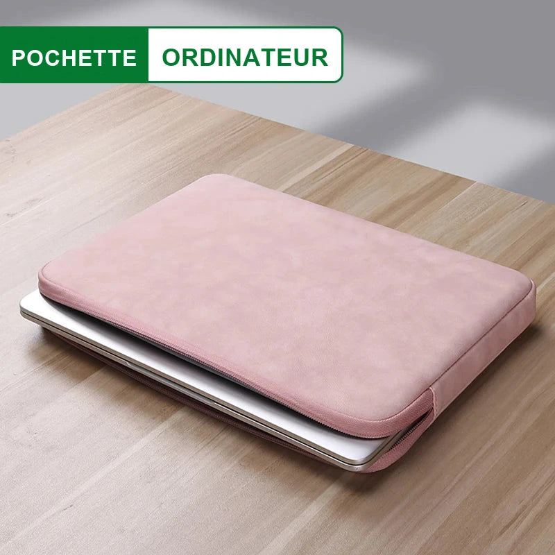 Housse rose pour ordinateur portable vue de trois quarts sur un bureau en bois, un ordinateur portable glissé à l'intérieur.