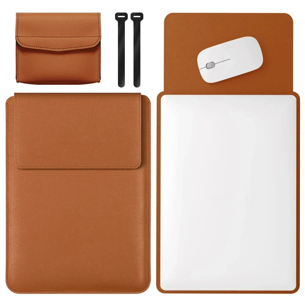 Pochette en simili cuir camel présentée à plat avec sa trousse assortie, deux attaches à câble, un ordinateur portable et une souris.