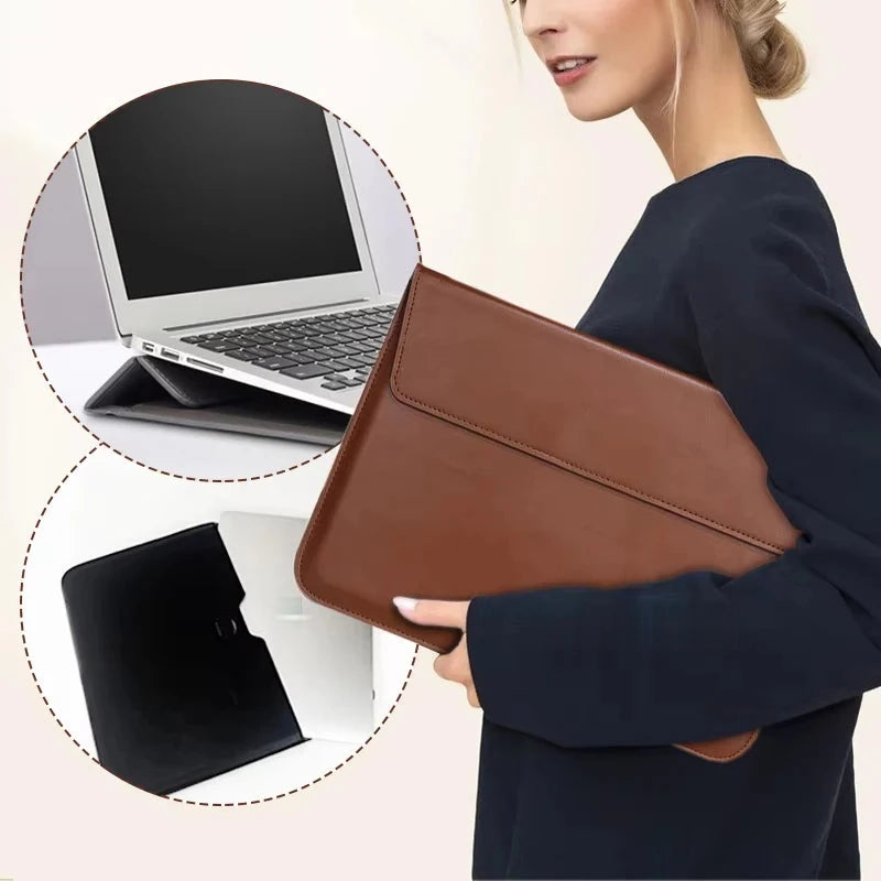 Femme en pull bleu marine tenant sous le bras une pochette ordinateur en cuir marron, avec en médaillons l'ordinateur portable posé sur la pochette et la pochette noire fermée.