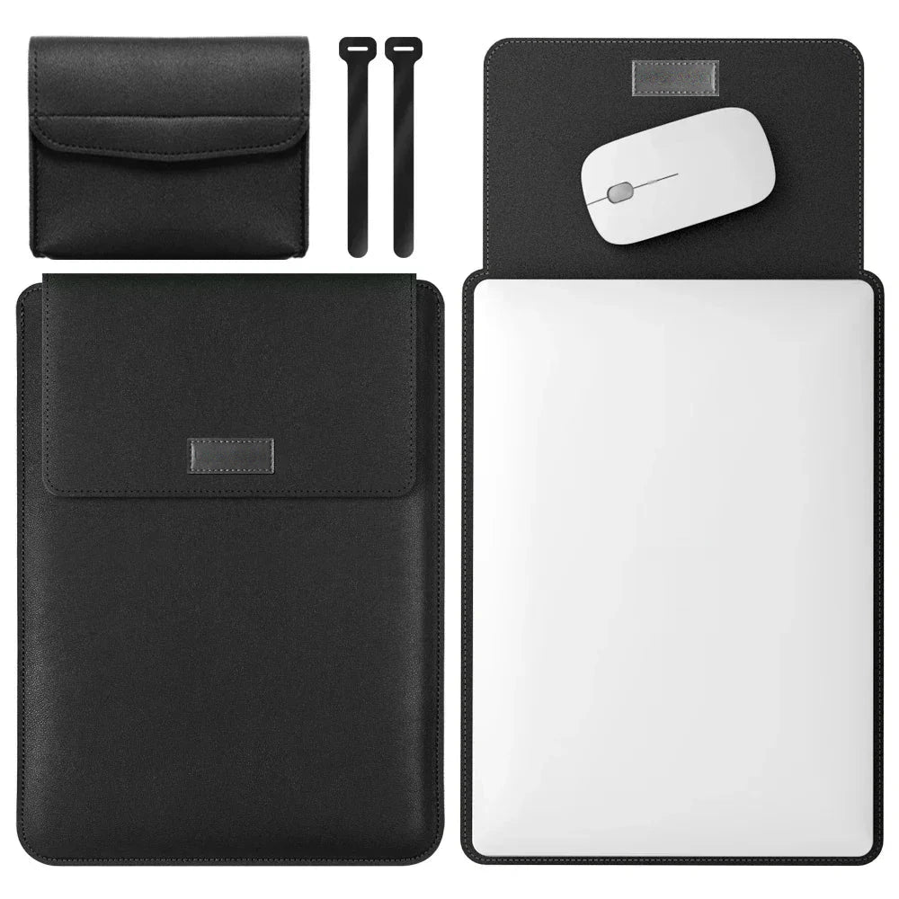Ensemble noir : housse pour ordinateur portable, pochette d'accessoires, deux attaches-câbles, et l'ordinateur glissé dans la housse avec sa souris.