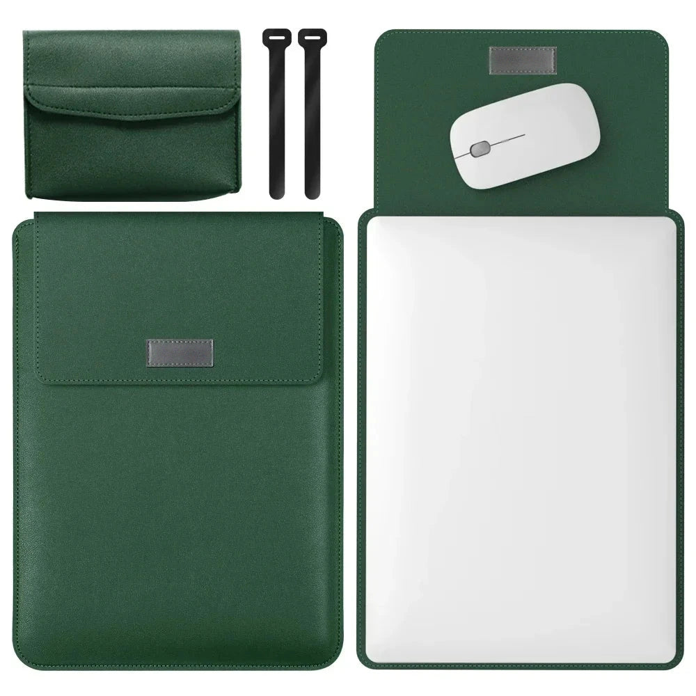 Ensemble vert sapin : housse pour ordinateur portable, pochette d'accessoires, deux attaches-câbles, et l'ordinateur glissé dans la housse avec sa souris.