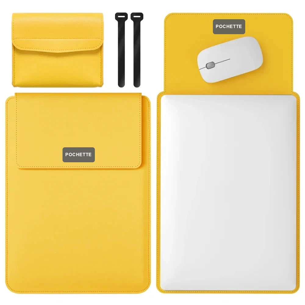 Housse jaune en simili cuir pour ordinateur portable, vue a plat avec sa pochette d'accessoires, deux attaches velcro, une souris et un ordinateur glisse a l'interieur.