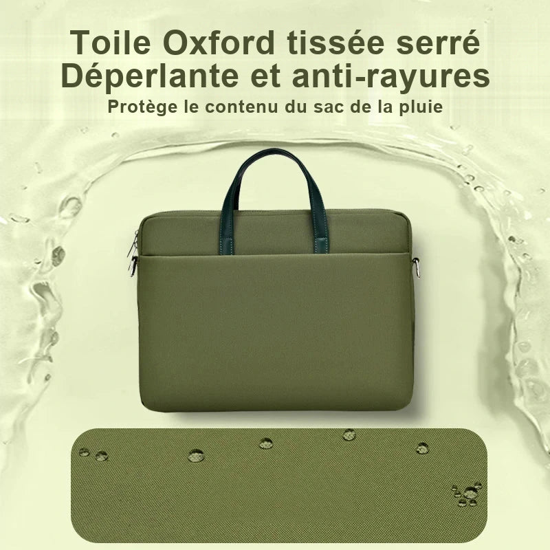 Sacoche vert olive au centre d'une éclaboussure d'eau, avec au premier plan un échantillon de sa toile sur lequel perlent des gouttes.
