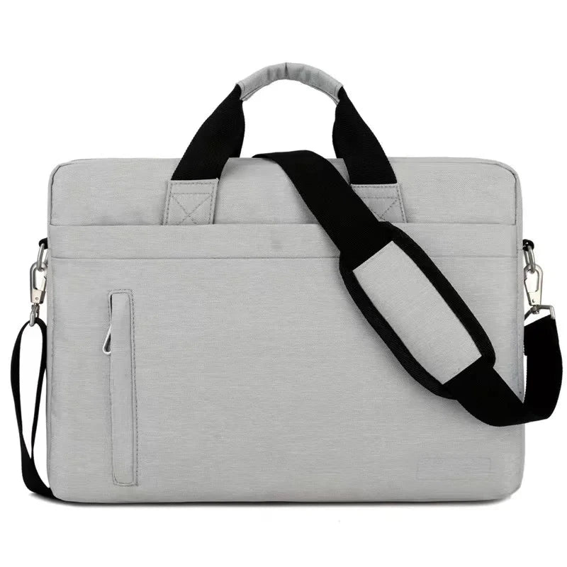 Sac ordinateur gris clair avec poignées, bandoulière noire et poche zippée à l'avant.
